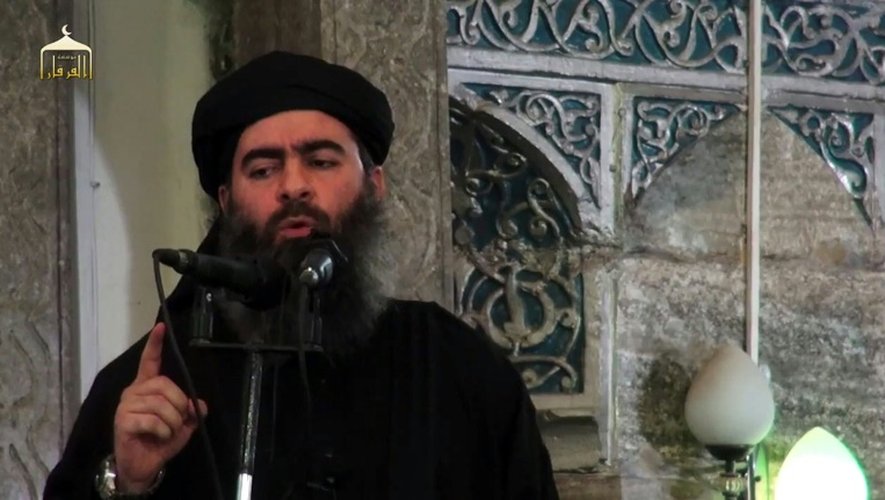 Capture d'écran d'une video de propagande diffusée le 5 juillet 2014 par al-Furqan Media montrant Abu Bakr al-Baghdadi à Mossoul lors de la proclamation du  califat