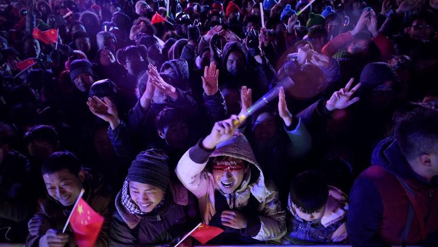 Une foule massée en face du stade national de Pékin célèbre le Nouvel An le 31 décembre 2014