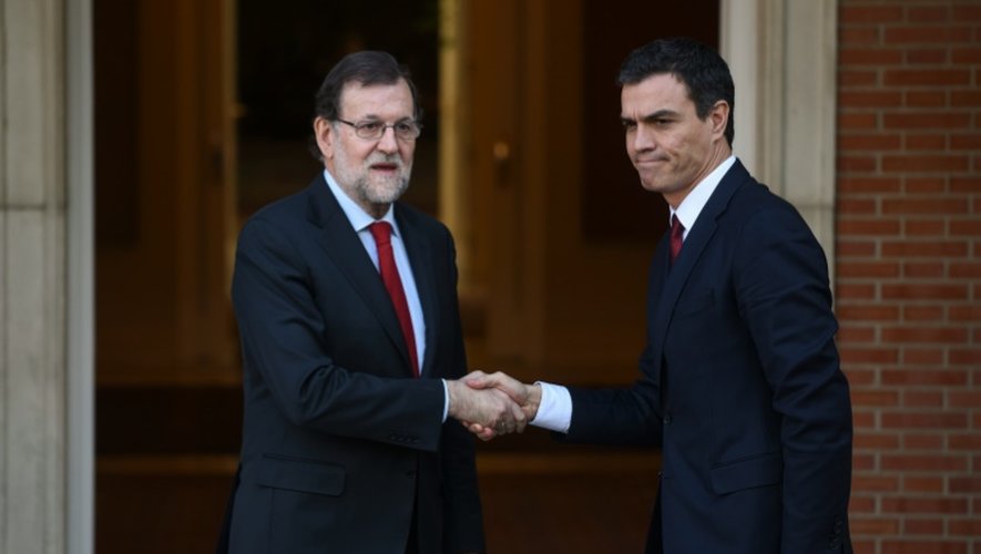 Mariano Rajoy accueille Pedro Sanchez à son arrivée le 23 décembre 2015 au palais de La Monclea à Madrid