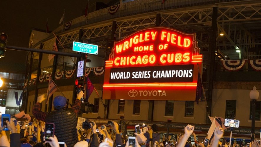 Des supporters des Chicago Cubs célèbrent devant Wrigley Field, le 3 novembre 2016 après la victoire finale de leur équipe face aux Indians à Cleveland en World Series
