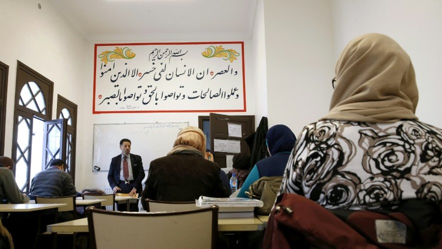 Le professeur de théologie Missoum Chaoui donne des cours dans une classe pour futurs imams et religieux à l'Institut Al-Ghazali de la Grande Mosquée de Paris, le 19 décembre 2015