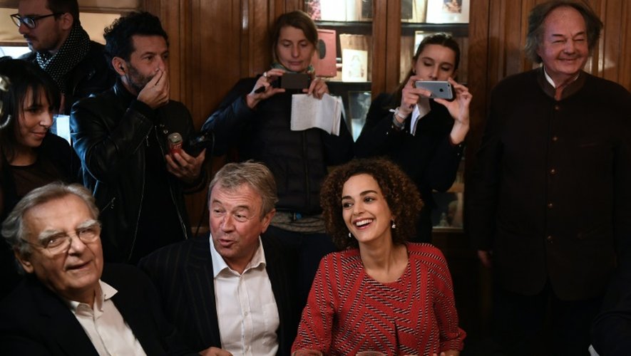 L'auteure franco-marocaine Leïla Slimani rencontre la presse au restaurant Le Drouant à Paris après avoir reçu le prix Goncourt, le 3 novembre 2016