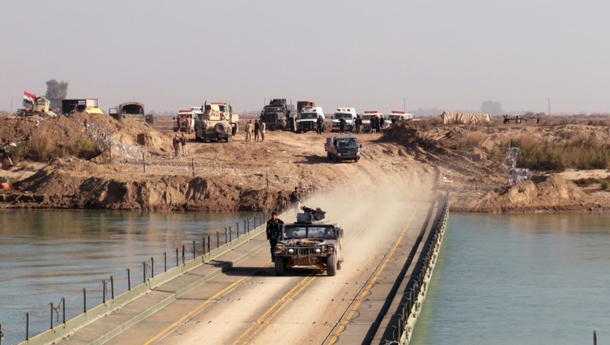 Les forces irakiennes traversent l'Euphrate le 22 décembre 2015 dans la région d'al-Aramil près de Ramadi