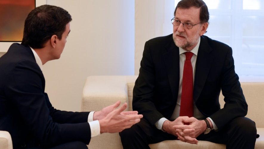 Le Premier ministre espagnol Mariano Rajoy (d) s'entretient avec le chef des socialistes Pedro Sanchez, à Madrid le 23 décembre 2015