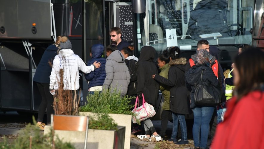 Des migrants quittent le centre Jules Ferry, le 3 novembre 2016 à Calais
