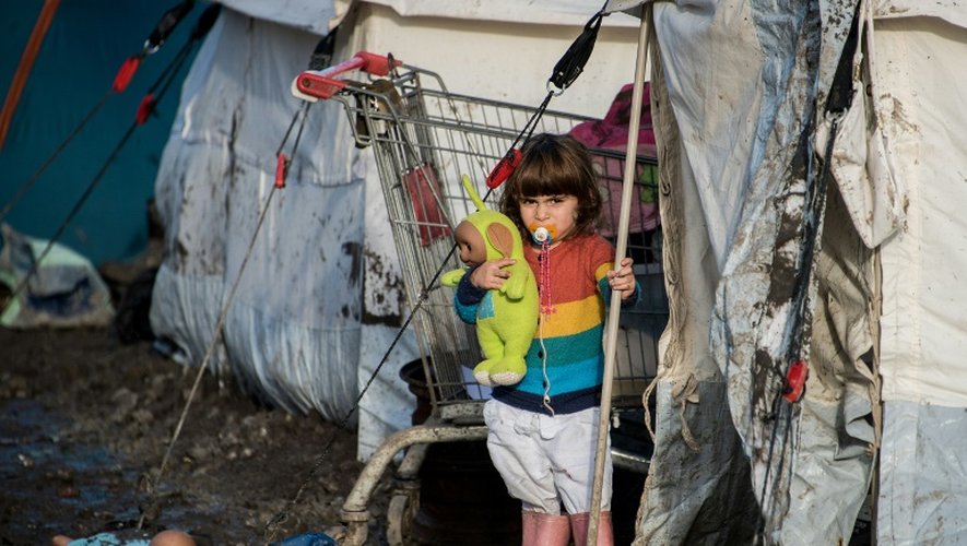 Une enfant kurde dans le camp de migrants de Grande-Synthe, près de Dunkerque, dans le nord de la France, le 23 décembre 2015