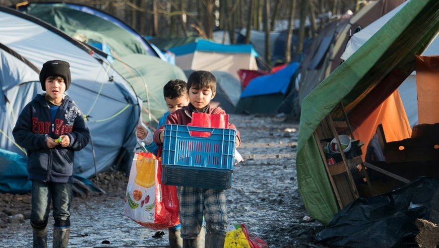 Des enfants kurdes dans le camp de migrants de Grande-Synthe, près de Dunkerque, dans le nord de la France, le 23 décembre 2015