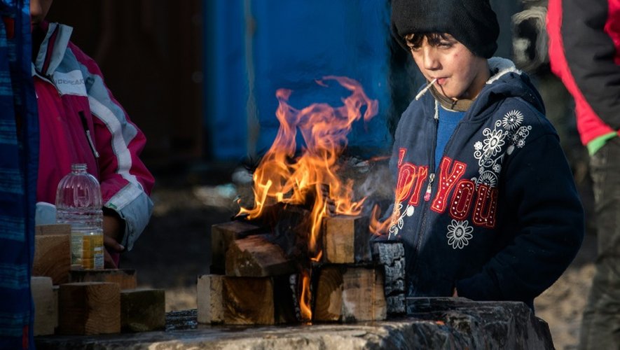 Un enfant kurde dans le camp de migrants de Grande-Synthe, près de Dunkerque, dans le nord de la France, le 23 décembre 2015