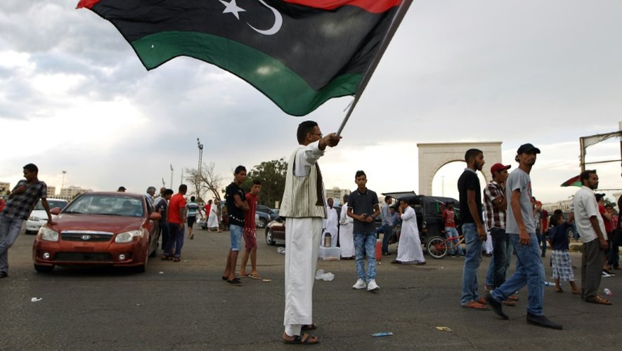 Un homme agite le drapeau libyen, le 7 août 2015 à Benghazi