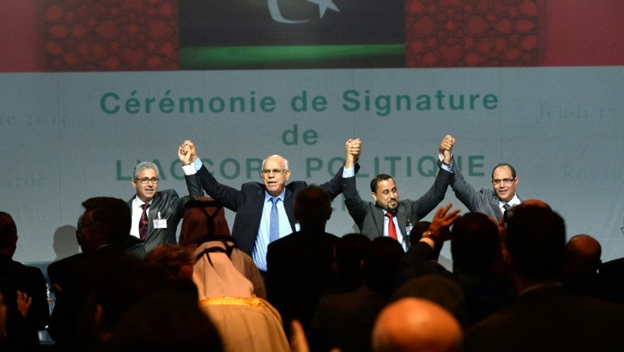 Après des mois de négociations, des hommes politiques, représentants de la société civile libyenne et membres des deux Parlements rivaux ont signé le 17 décembre à Skhirat (Maroc) un accord parrainé par l'ONU