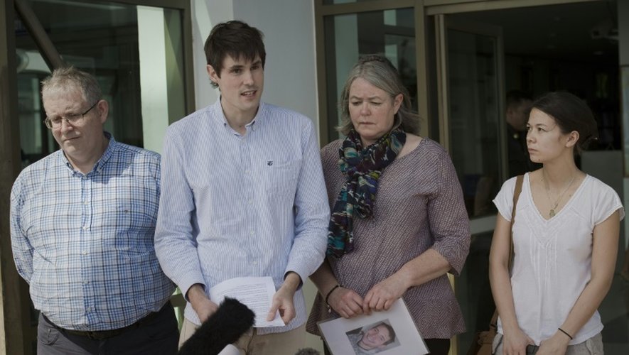 Michael Miller, Ian Miller  et Sue Miller, le père, le frère et la mère de David Miller, à l'issue du procès de deux Birmans accusés du meurtre de leur parent, le 24 décembre 2015 devant le tribunal de Koh Samui