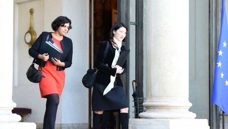 La ministre du Travail  Myriam El Khomri et la ministre de la Culture Fleur Pellerin à la sortie du Conseil des ministres le 23 décembre 2015 à l'Elysée à Paris
