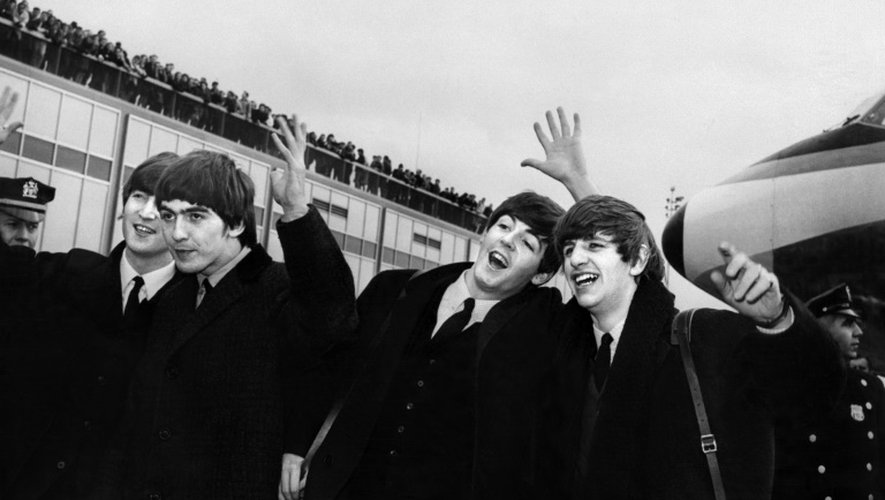 John Lennon, Ringo Starr, Paul McCartney  George Harrison, à leur arrivée le 7 février 1964 à l'aéroport  John F. Kennedy à New York
