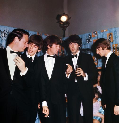 De GàD: Brian Epstein, et les Beatles, Ringo Starr, John Lennon, Paul McCartney, George Harrison le 6 juillet 1964 à Londres
