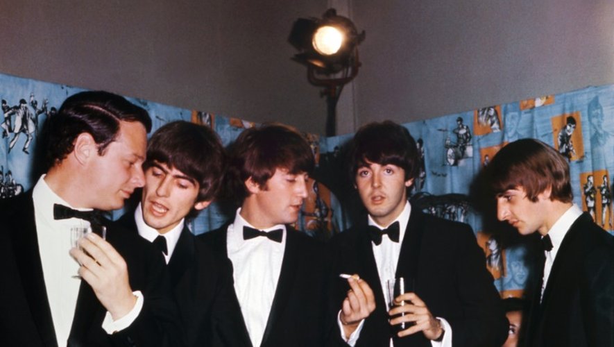 De GàD: Brian Epstein, et les Beatles, Ringo Starr, John Lennon, Paul McCartney, George Harrison le 6 juillet 1964 à Londres