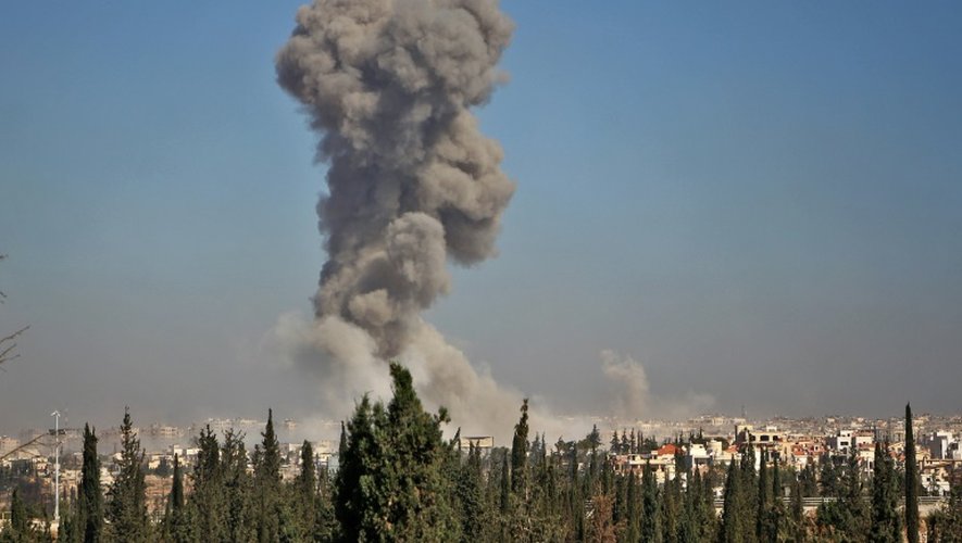 De la fumée s'élève d'Alep lors de l'offensive rebelle, le 3 novembre 2016