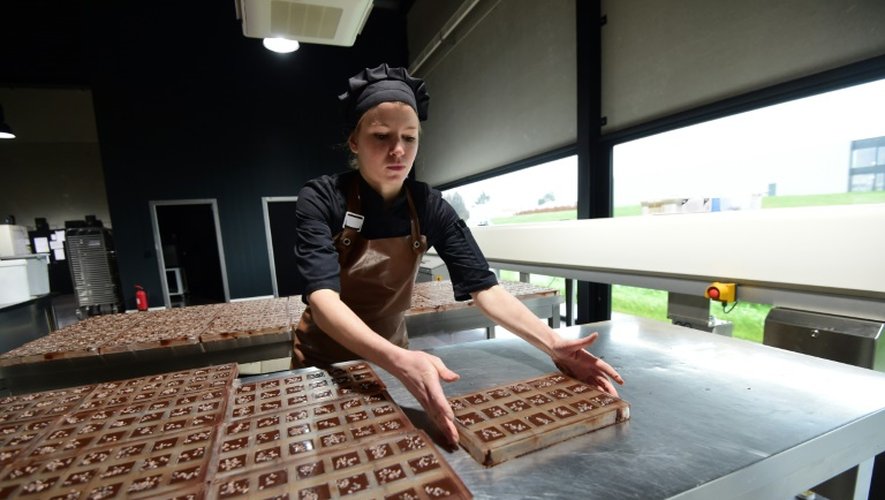 Une employée prépare du chocolat dans l'atelier de Benoît Nihan, à Awans, en Belgique, le 11 décembre 2015