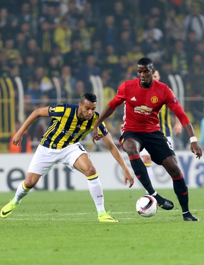 Le milieu de Manchester United Paul Pogba (d) à la lutte avec celui de Fenerbahçe, Souza, en Europa League, le 3 novembre 2016 à Istanbul