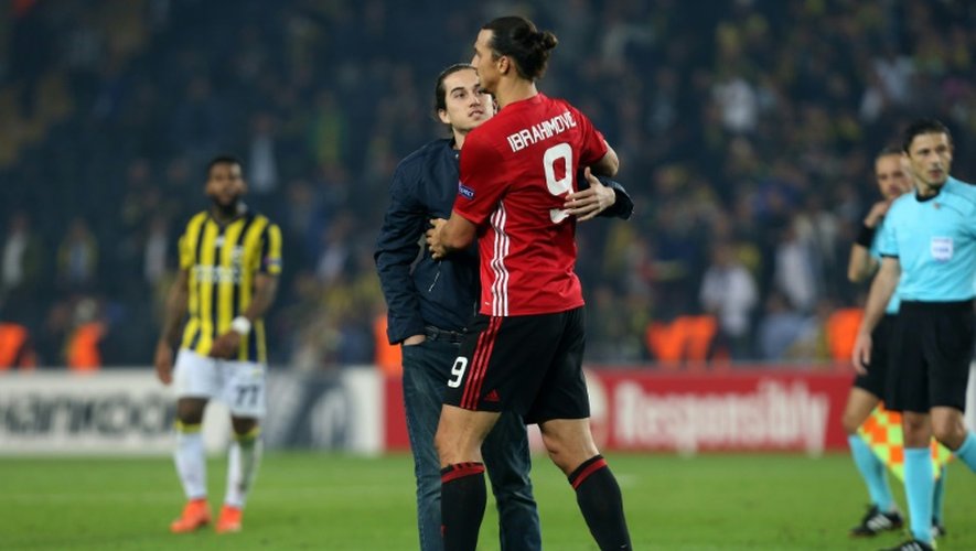 L'attaquant de Manchester United Zlatan Ibrahimovic parle à un supporter à la fin du match de l'Europa League face à Fenerbahçe, le 3 novembre 2016 à Istanbul
