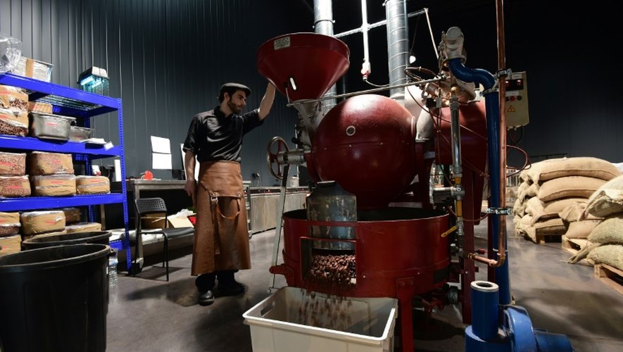 Un employé manipule une machine de torrefaction dans l'atelier de Benoît Nihant à Awans, le 11 décembre 2015