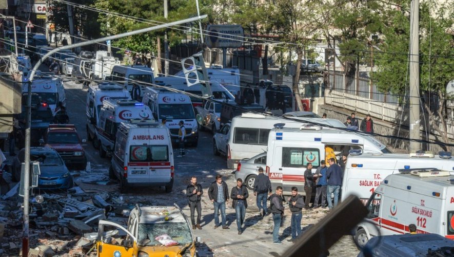 Site de l'attaquu au véhicule piégé à Diyarbakir, dans le sud-est à majorité kurde de la Turquie, le 4 novembre 2016