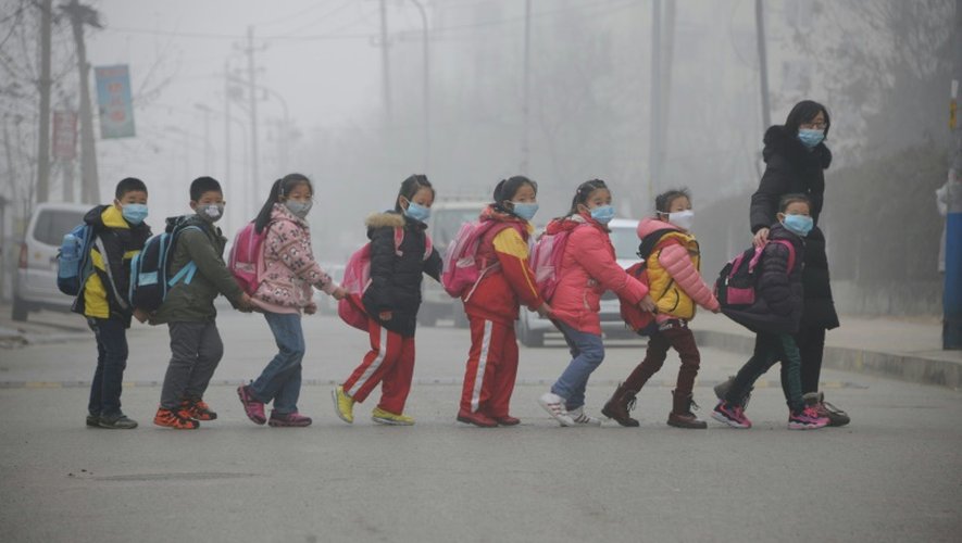 Des écoliers chinois le visage masqué pour se protéger de la pollution le 24 décembre 2015 à Jinan