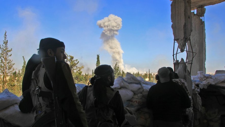 Des combattants rebelles du groupe Jaish al-Fatah à l'entrée à Alep, en Syrie, le 3 novembre 2016