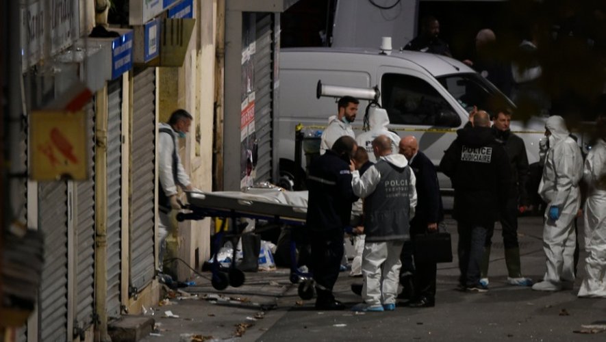 Un corps retiré des décombres après l'assaut dans lequel Hasna Aitboulahcen et Abdelhamid Abaaoud ont été tués le 18 novembre 2015 à Saint-Denis, près de Paris