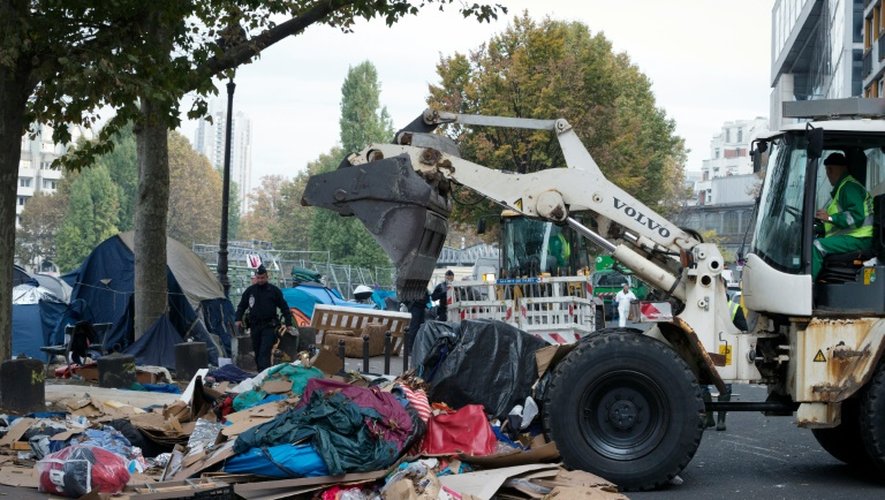 Un bulldozer pendant l'évacuation du camp installé entre les stations de métro Stalingrad et Jaurès à Paris le 4 novembre 2016