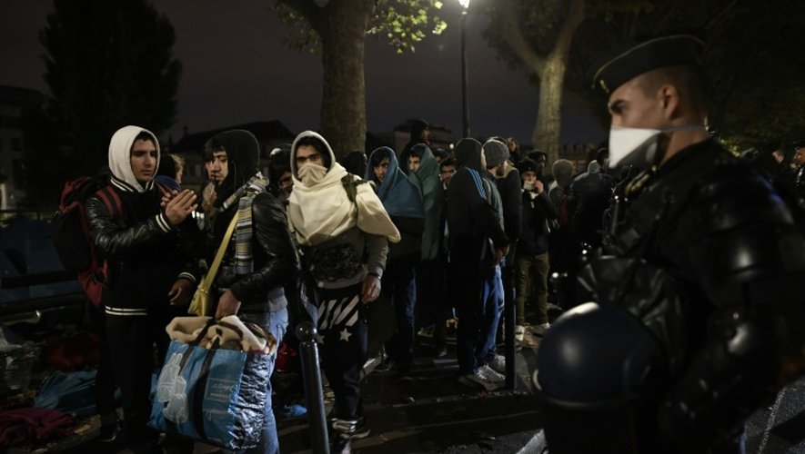 Des migrants pendant l'évacuation de leur campement improvisé à Paris le 4 novembre 2016