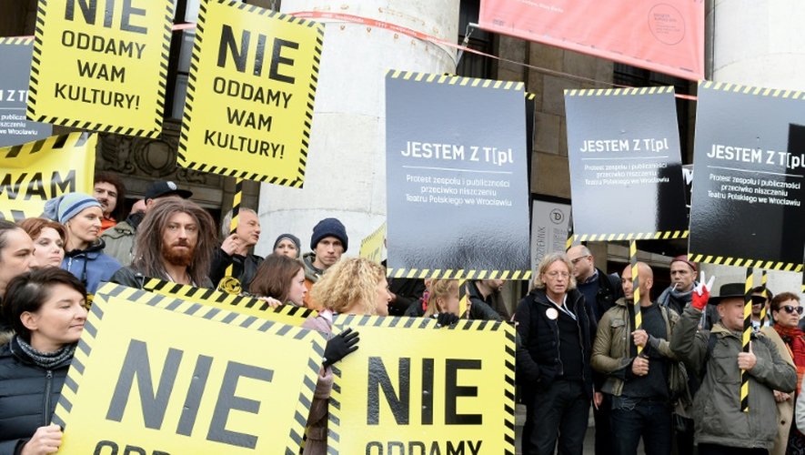 Des acteurs polonais manifestent contre la politique du gouvernement conservateur avec des pancartes "On ne vous laissera pas prendre la culture", le 8 octobre 2016 à Varsovie