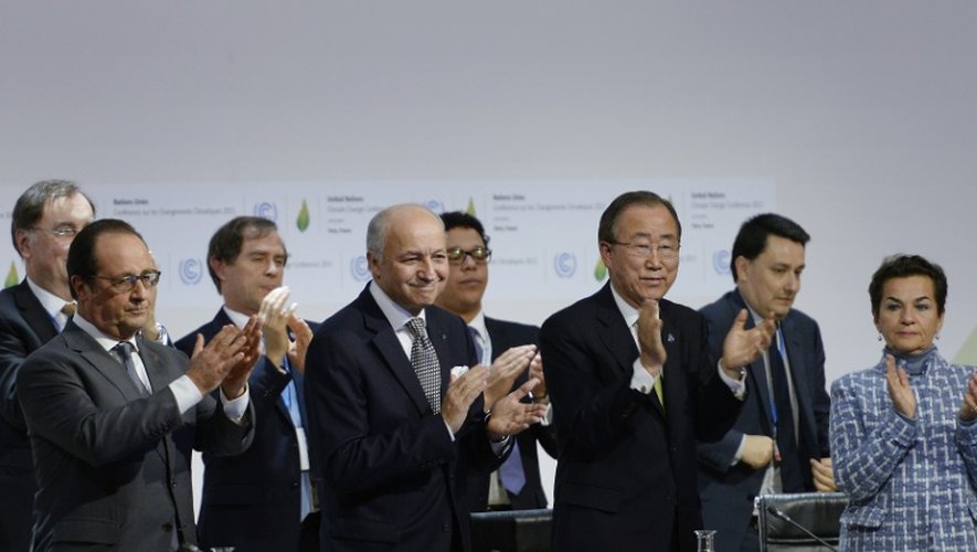 François Hollande, Laurent Fabius et Ban Ki-moon à la clôture de la COP21 à Paris, le 12 décembre 2015