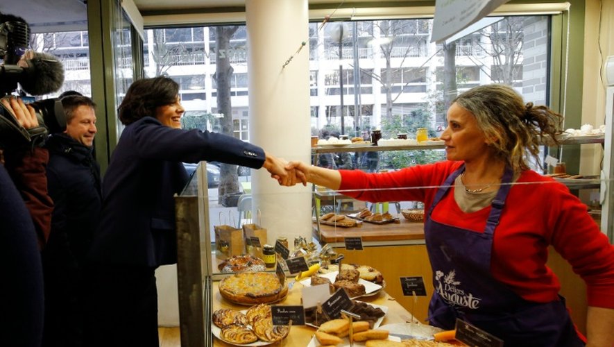 Visite de la ministre du Travail Myriam El Khomri dans une boulangerie solidaire, le 24 décembre 2015 à Paris