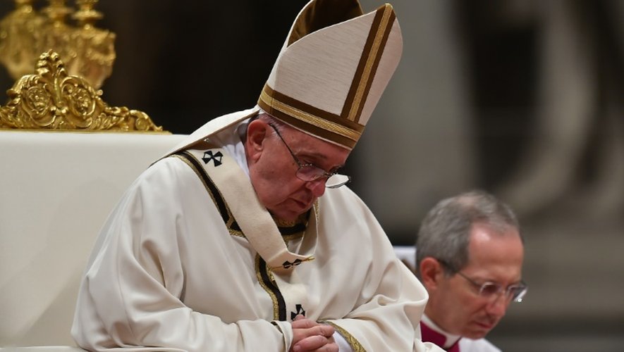 Le pape François célèbre la messe à la veille de Noël en la basilique St Pierre, le 24 décembre 2015 au Vatican