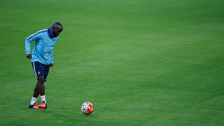 Le milieu des Bleus et de l'OM Lassana Diara à l'entraînement, le 16 novembre 2015 à Londres