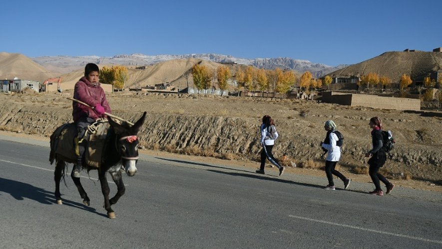L'Afghane Nilufar (ici au centre), qui a disputé une course d'hommes dans Kaboul à l'été 2015, se souvient y avoir été harcelée