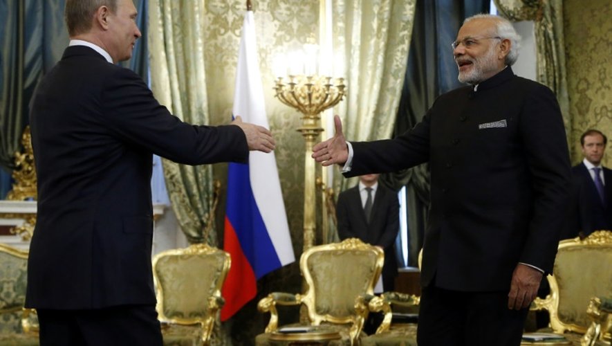 Le président russe Vladimir Poutine (g) et le Premier ministre indien Narendra Modi, le 24 décembre 2015 à Moscou