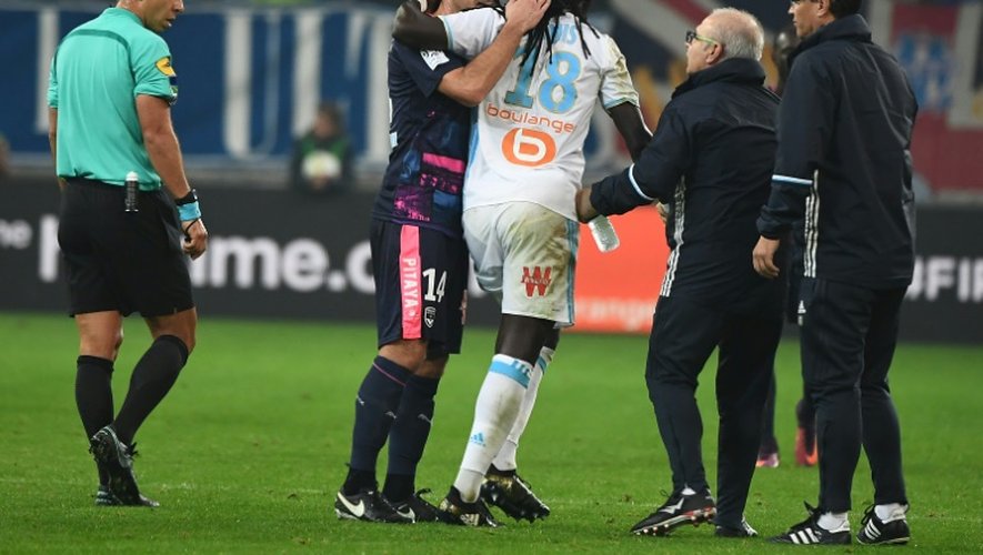Bafétimbi Gomis, blessé, quitte la pelouse du Vélodrome, le 30 octobre 2016 lors du match OM-Bordeaux