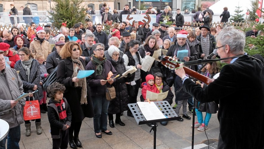 Ils étaient sans doute près de 200 hier après-midi devant la mairie à entonner en chœur quelques refrains de Noël.