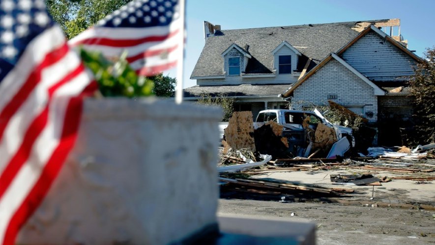 Des drapeaux américains ont été placés sur la boîte aux lettres d'une maison de Coal City (Illinois), le 23 juin 2015, au lendemain du passage d'une tornade.