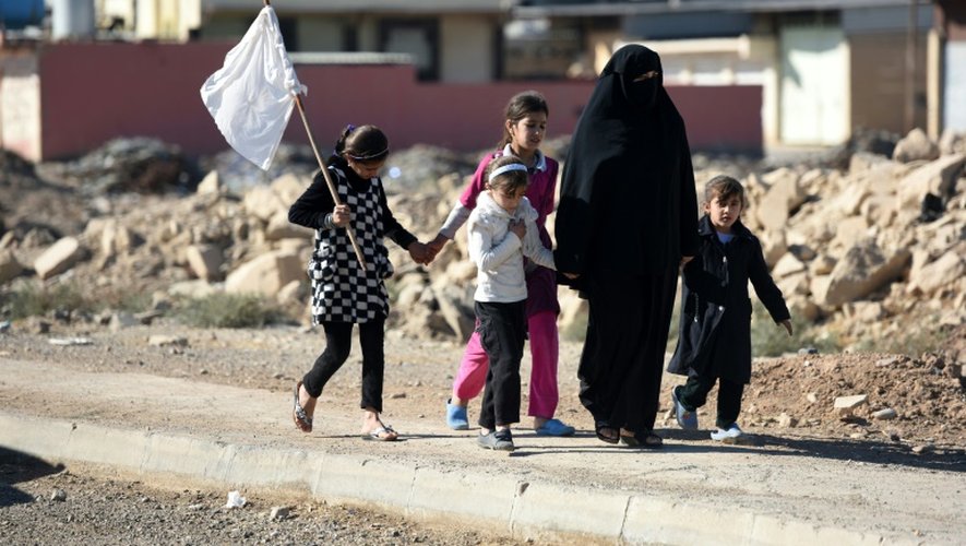 Une famille irakiennes fuit  Godjali, aux abords de Mossoul, le 3 novembre 2016