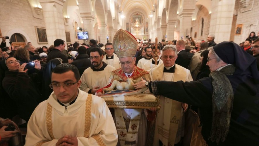 Le patriarche latin de Jérusalem Fouad Twal célèbre la messe de Noël à l'église de la Nativité à Bethléem le 24 décembre 2015