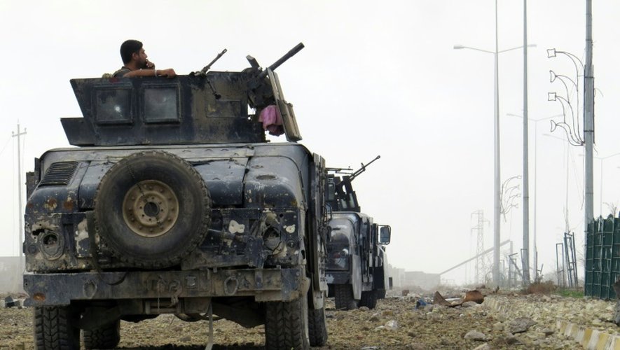 Les forces irakiennes surveillent la route qui mène vers Ramadi, le 24 décembre 2015