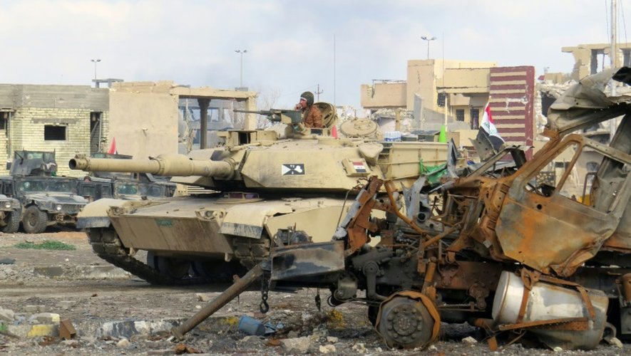 Un tank irakien passe dans les rues dévastées de Ramadi, le 24 décembre 2015
