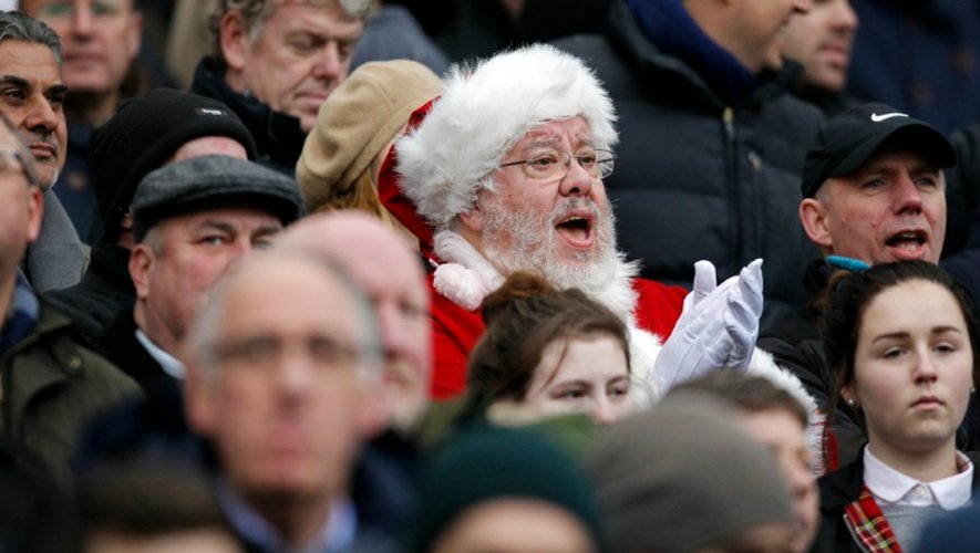 Un supporter de Chelsea déguisé en Père Noël lors d'un match contre West Gam, le 26 décembre 2014 à Stamford Bridge