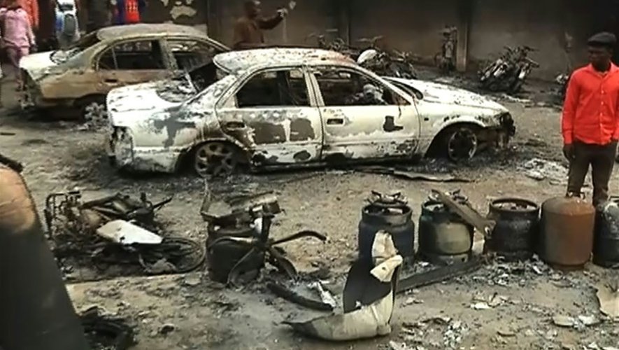Une capture d'écran d'une vidéo de TV Continental montre le lieu de l'explosion qui a fait "des dizaines de morts" sur un complexe gazier à Nnewi, dans le sud du Nigeria