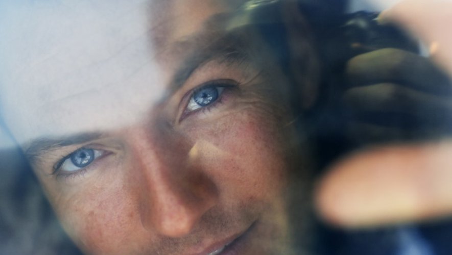 Le navigateur Romain Attanasio est photographié à travers une vitre de son monocoque le 1er novembre 2016 aux Sables-d'Olonne