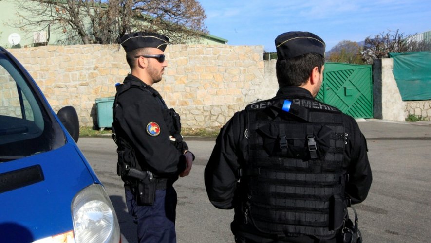 Deux policiers surveillent, le 26 décembre 2015 l'entrée de la salle de prière saccagée à Ajaccio