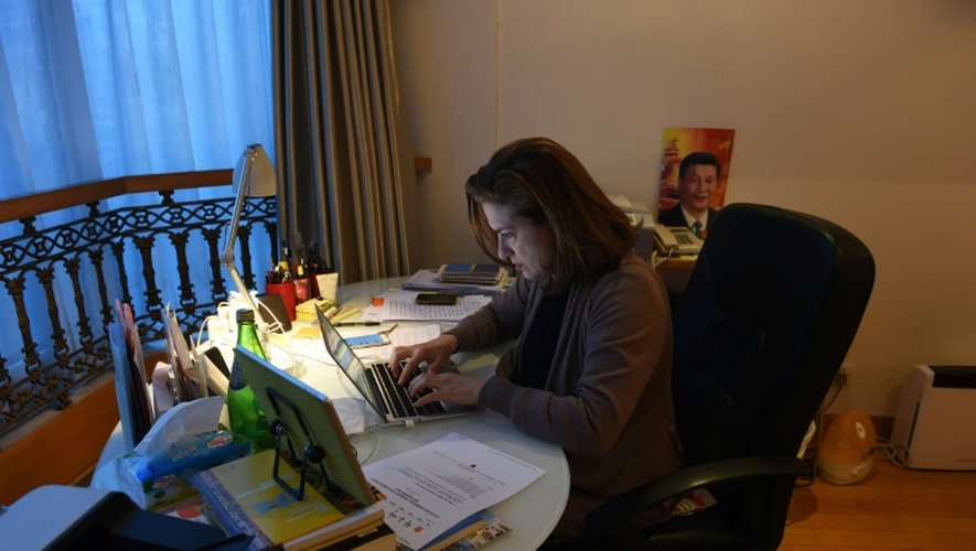 Ursula Gauthier la correspondante de L'Obs en Chine photographiée, le 26 décembre 2015 à son bureau dans son appartement à Pékin