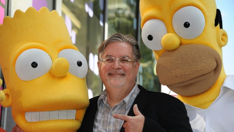 Le créateur des Simpsons, Matt Groening entouré des personnages de Bart et Homer sur le Hollywood Walk of Fame, le 14 février 2012 à Los Angeles